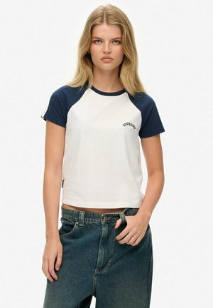 T-shirt raccourci avec un corps blanc et des manches raglan bleu marine ; présente le logo "Superdry" sur la poitrine ; fabriqué en mélange de coton doux.