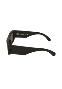Czarne okulary przeciwsłoneczne z matowym wykończeniem, szeroką prostokątną oprawką i cienkimi zausznikami. Posiadają logo projektanta z boku oraz przyciemniane soczewki.