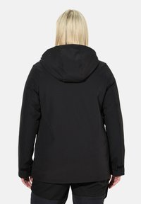 Giacca nera impermeabile con cappuccio, caratterizzata da una texture liscia e polsini regolabili, progettata per l'uso all'aperto. Vista posteriore mostrata.