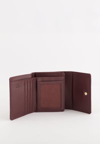 Cartera de cuero burdeos con múltiples ranuras para tarjetas, un bolsillo transparente para identificación y cierre a presión. Detalle de tela interior texturizada, diseño compacto.