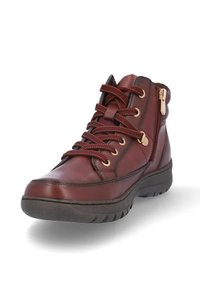 Botín de cuero marrón con diseño de cordones, cremallera lateral y suela de goma. Presenta herrajes en tono dorado y detalles de costura texturizada.