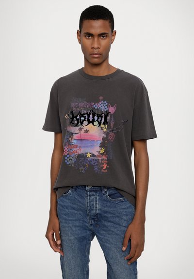 Dunkelgraues Baumwoll-T-Shirt mit einem bunten Grafikdruck, der Palmen und Text zeigt. Lockerer Schnitt mit kurzen Ärmeln und Rundhalsausschnitt.