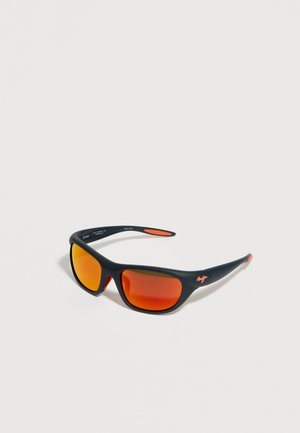 Schwarze Sonnenbrille mit rahmenlosem Design und orangefarbenen verspiegelten Gläsern, die auf einem schlichten hellen Hintergrund liegen.