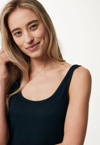 Černý tílko s širokými ramínky a zaobleným výstřihem, vyrobené z měkké, lehké látky. Hladký povrch, minimální designové detaily.