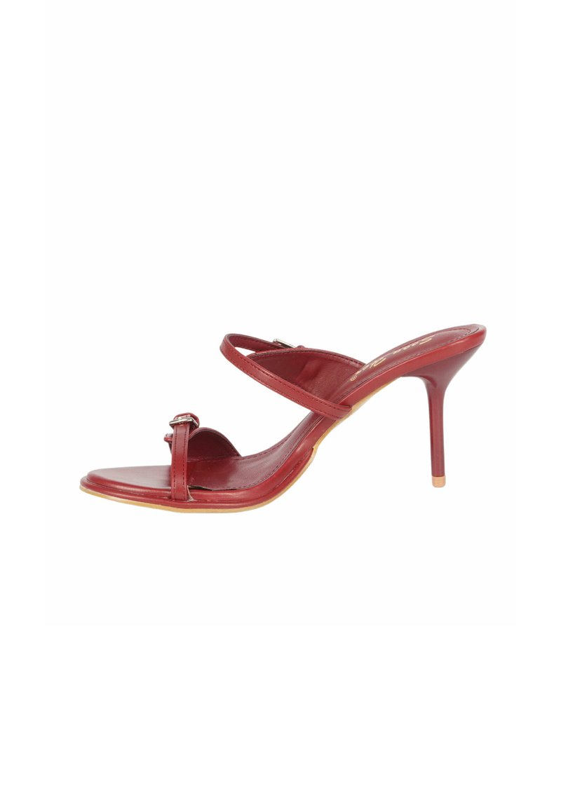 Sandal con tacco alto rosso, con tomaia in pelle liscia, punta aperta, due cinturini incrociati e sottili dettagli metallici sulla fibbia.