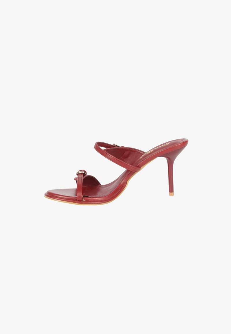 Sandal con tacco alto rosso, con tomaia in pelle liscia, punta aperta, due cinturini incrociati e sottili dettagli metallici sulla fibbia.