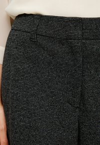 s.Oliver BLACK LABEL GEMUSTERTE - Broek - schwarz