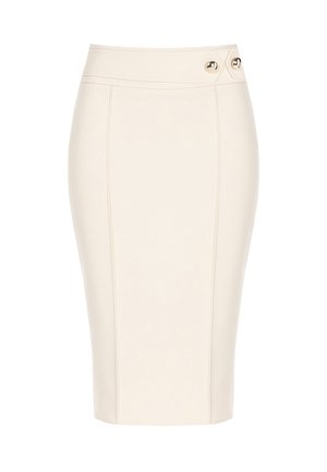 Jupe crayon longueur genoux en tissu couleur crème, dotée de deux boutons dorés à la taille et de détails de coutures le long des coutures.