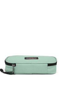 Ljust grön pennfodral tillverkat av slitstarkt tyg, med en svart dragkedja och rektangulär form med en logotyp patch på framsidan.