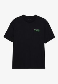 Svart bomull T-skjorte med korte ermer. Har grønn tekst "Tropica" og "Grow Your Own" på venstre brystområde. Klassisk rund halsdesign.