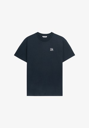 Mørkeblå bomulds T-shirt med rund hals og korte ærmer. Har et lille hvidt logo på venstre brystområde. Blød, glat tekstur.