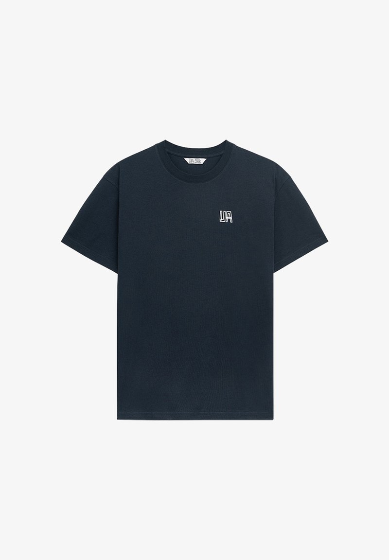 Námořnická modrá bavlněná tričko s kulatým výstřihem a krátkými rukávy. Na levé straně hrudi se nachází malé bílé logo. Měkká, hladká textura.