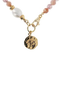 Collar de cuentas que presenta eslabones metálicos en tono dorado, un colgante metálico redondo, un acento de perla y cuentas texturizadas en color rosa.