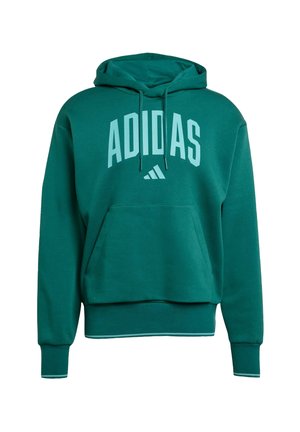 Zelená mikina s kapucňou a predným klokánkovým vreckom, s veľkým bielym logom "ADIDAS" a menším logom nižšie. Vyrobená z mäkkej tkaniny.