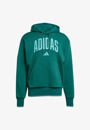 Zelená mikina s kapucňou a predným klokánkovým vreckom, s veľkým bielym logom "ADIDAS" a menším logom nižšie. Vyrobená z mäkkej tkaniny.