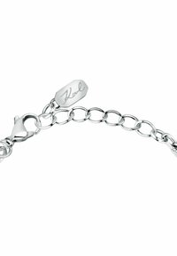 Bracciale in argento con collegamenti circolari e chiusura a moschettone. Presenta un'etichetta ovale incisa con la scritta "Karl". Finitura lucida, design elegante.