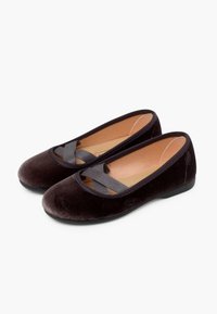 Ballerine in velluto nero con punta arrotondata, una fascia incrociata in satin testurizzato e suola in gomma piatta. L'interno è foderato in beige.