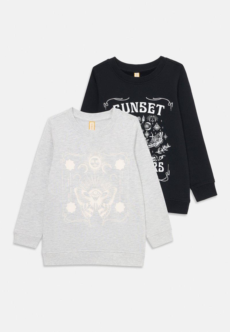 Due felpe a manica lunga: una grigia chiara con un leggero design grafico e una nera con testo "SUNSET" bianco e illustrazioni.