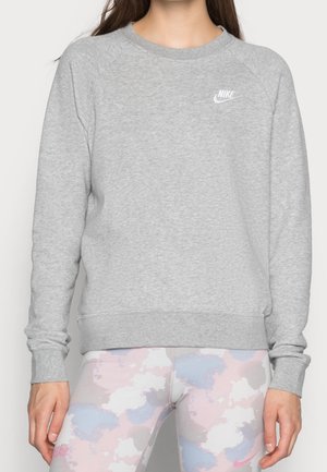 Grå sweatshirt lavet af bomuldsblanding med lange raglanærmer og rund halsudskæring; har et lille hvidt Nike-logo på brystet.