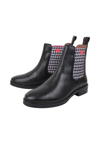 Czarne skórzane botki za kostkę z ostrym noskiem, wyposażone w elastyczne panele w wzór w houndstooth oraz czerwone akcenty serca na fakturowanej cholewce.