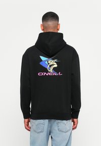 Schwarzer Hoodie mit einem grafischen Design, das einen blauen Stern und eine Figur zeigt. Mit gerippten Bündchen und Saum, aus weichem Stoff gefertigt. Lässige Passform.