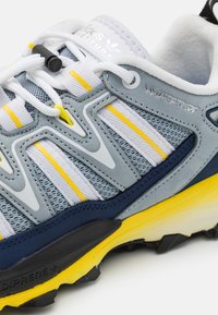 adidas Originals HYPERTURF - Sneaker low - light grey/yellow/dark blue