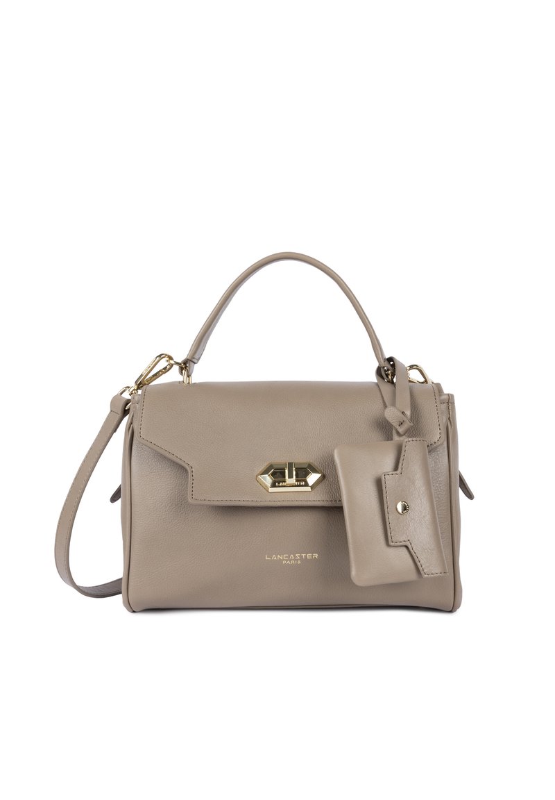 Borsa a mano in pelle beige con design strutturato, manico superiore e etichetta rimovibile. I dettagli in oro presentano una chiusura a gancio.