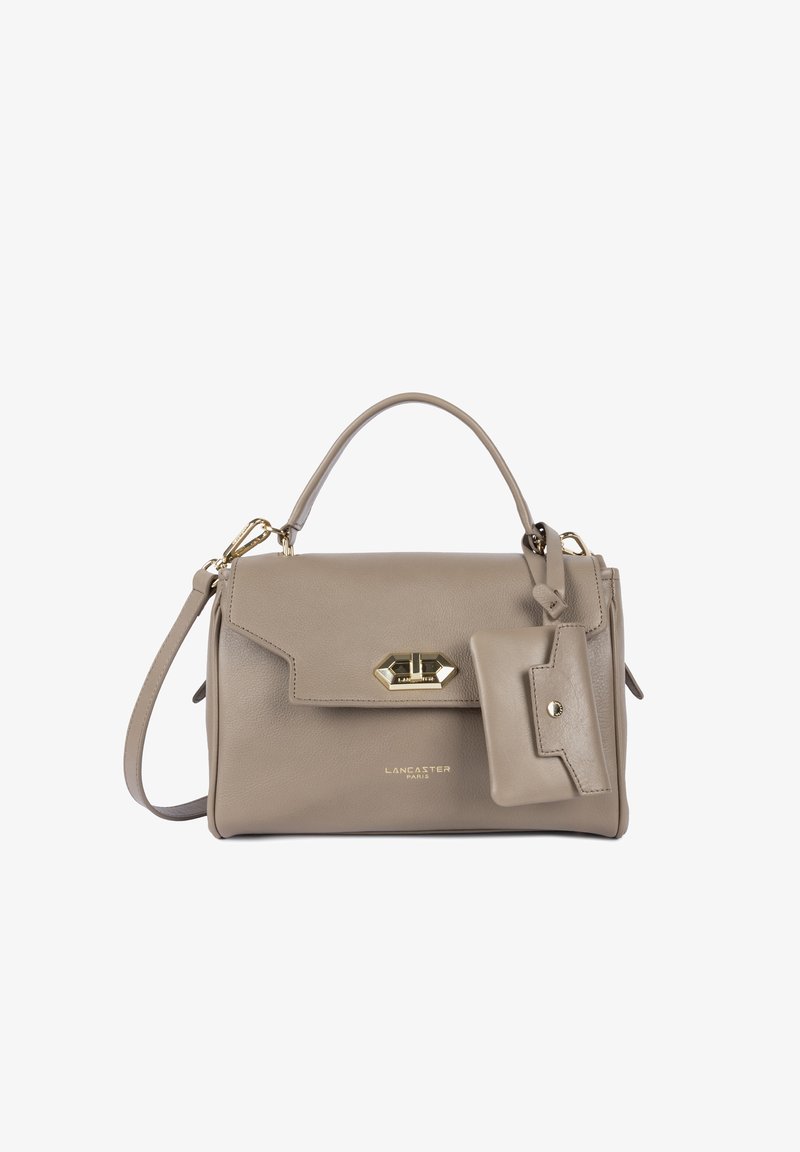 Borsa a mano in pelle beige con design strutturato, manico superiore e etichetta rimovibile. I dettagli in oro presentano una chiusura a gancio.