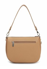 Beżowa torebka na ramię wykonana z teksturowanego syntetycznego materiału. Posiada przednią kieszeń na suwak, regulowany pasek oraz srebrne elementy ozdobne.