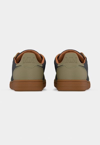 Ζευγάρι χαμηλά αθλητικά παπούτσια με καφέ σόλες, πάνελ τακουνιού ελιάς και σκοτεινές γκρι πλευρές, σε θέα από πίσω.