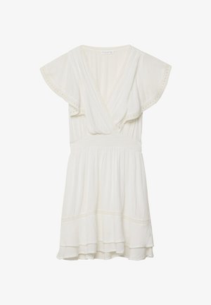 Biała sukienka z falbaniastymi rękawami, dekoltem w serek, elastycznym paskiem w talii i warstwową spódnicą. Charakteryzuje się teksturowanym materiałem oraz subtelnymi akcentami haftu.