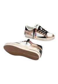 Sneakers low-cut con una base bianca, dettagli in rosa oro metallizzato, lacci neri e una suola in gomma testurizzata. Include un'etichetta decorativa.