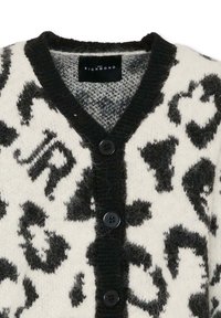 Cardigan bianco con stampa leopardo nera, dotato di un collo a V nero, sei bottoni sul davanti e un colletto nero texturizzato. Etichetta del marchio visibile.