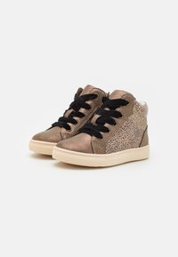Bronzefarbene High-Top-Sneaker mit schwarzen Schnürsenkeln, strukturiertem Metallic-Finish und Leo-Print-Akzenten. Gummisohlen und gepolsterter Schaftrand.