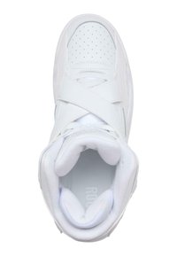 Bílé vysoké tenisky s perforovanou špičkou, polstrovaným límcem a křížovým páskem přes tkaničky, viděné shora na bílém pozadí.