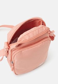 Nike Sportswear HERITAGE CROSSBODY UNISEX - Soma ar siksnu pāri ķermenim - light madder root