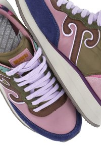 Sneaker multicolori con pannelli rosa, verdi e blu, materiali testurizzati, lacci bianchi e fodera interna a motivo.