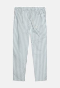 Lichtblauwe gestreepte pyjamabroek met een elastische tailleband en een enkele achterzak, gemaakt van zachte stof met een gladde textuur.