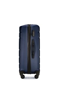 Marineblauwe hardshell koffer met gestructureerde buitenkant, zwarte rits, zijhandvat en vier zwarte wielen voor mobiliteit. Bovenaanzicht toont een gladde afwerking.