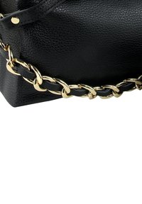 Sac à main en cuir noir avec une finition texturée, doté d'une bandoulière chaîne en or épaisse et d'une forme angulaire.