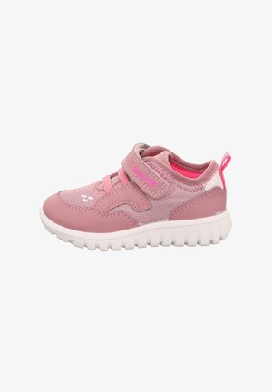 Scarpa da ginnastica rosa per bambini con suola bianca, tomaia in mesh e materiale sintetico, strap con velcro, lacci elastici e linguetta sul tallone.