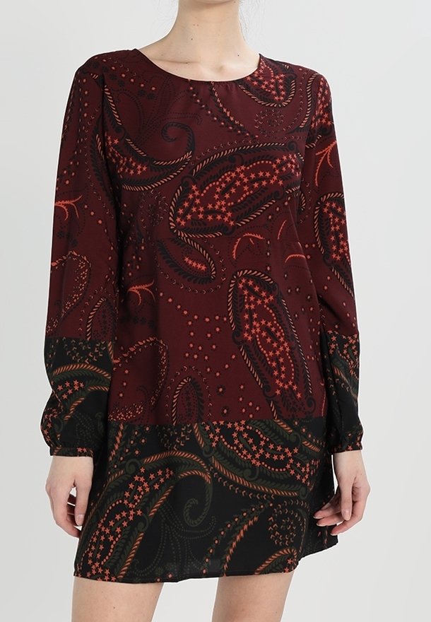 Abito bordeaux con maniche lunghe, caratterizzato da un motivo paisley in nero e arancione. Tessuto morbido con un corpo aderente e gonna svasata.