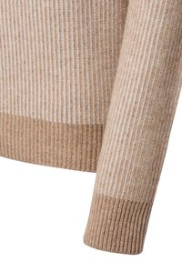Geribbelde trui in beige en lichtbruin met contrasterende verticale strepen. Heeft lange mouwen en een gestructureerde afwerking.
