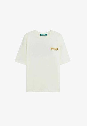 Off-white T-shirt met korte mouwen, kleine gele "Barrow"-logo gedrukt op de linkerborst en een groen label aan de binnenkant van de kraag.