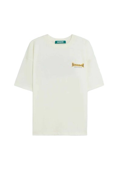 T-shirt a maniche corte color crema con piccolo logo giallo "Barrow" stampato sul petto a sinistra e etichetta verde all'interno del colletto.