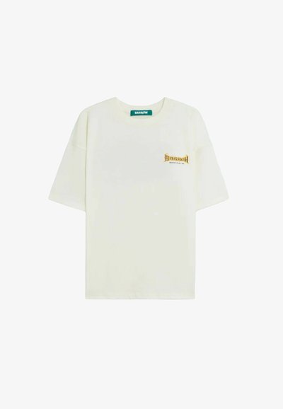 T-shirt a maniche corte color crema con piccolo logo giallo "Barrow" stampato sul petto a sinistra e etichetta verde all'interno del colletto.