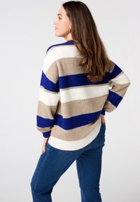 Gestreepte trui in beige, marineblauw en wit van een wolmix, met een relaxte pasvorm, geribbelde zoom en verlaagde schouders.