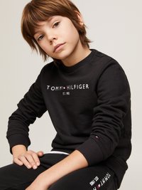 Schwarzer Sweatshirt mit gerippten Bündchen und Kragen, mit dem weißen Logo "TOMMY HILFIGER EST. 1985" quer über die Brust. Aus Baumwollmaterial.