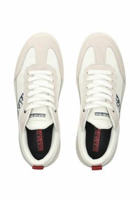 Witte en grijze sneakers met suède accenten, ronde neus, witte veters, marineblauwe branding aan de zijkant en een rode hiellus. Zwarte binnenvoering.