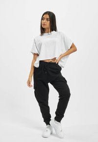 DEF MANI - Lihtne T-särk - white
